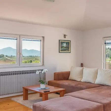 Three-bedroom In Appartement