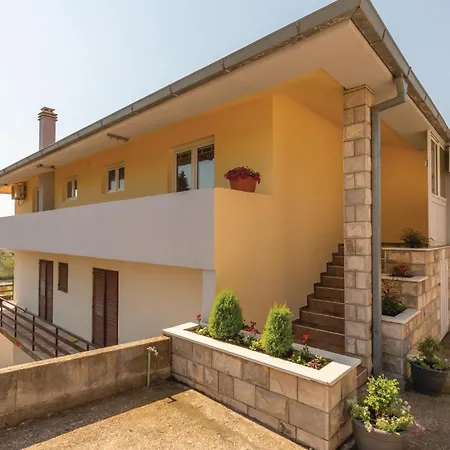 Appartement Three-bedroom In