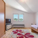 Three-bedroom In Apartman Rogotin