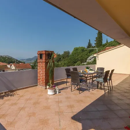 Three-bedroom In Διαμέρισμα