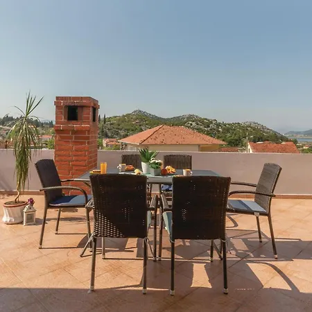 Three-bedroom In Διαμέρισμα